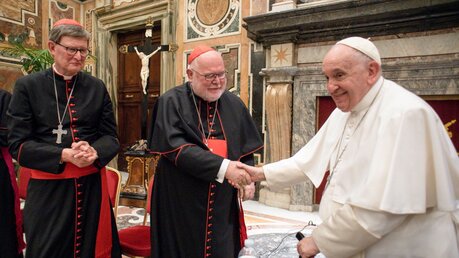 Rainer Maria Kardinal Woelki (l.), Reinhard Kardinal Marx und Papst Franziskus / © Vatican Media/Romano Siciliani (KNA)