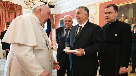 Papst Franziskus und Viktor Orban (2.v.r.), Ministerpräsident von Ungarn, am im Sandor-Palast in Budapest / © Vatican Media/Romano Siciliani (KNA)