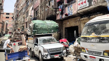 In Kairos Armenviertel stapeln sich Müllberge zwischen den Autos und Häusern. / © Manuel Meyer (KNA)