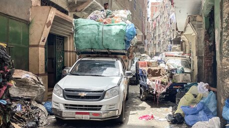 Ein LKW bringt neue Müllsäcke in Kairos Armenviertel. / © Manuel Meyer (KNA)