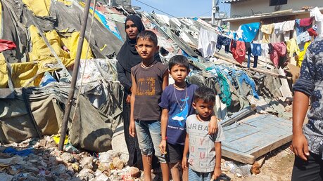 Blick in die Slums von Hyderabad, die sich am Stadtrand befinden. (BONO)