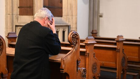 Ins Gebet vertieft: Weihbischof Schwaderlapp an seinem Lieblingsort, in der Sakramentskapelle des Doms / © Beatrice Tomasetti (DR)