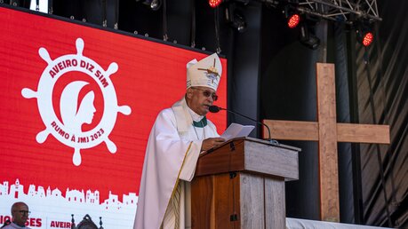 Bischof António Manuel Moiteiro Ramos bei der Abschlussmesse der Tage der Begegnung in Aveiro / © Bárbara Vitória