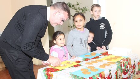 Backen mit Kindern im Kolping Flüchtlingsheim in Czernowitz (Kolping International)