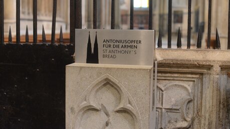 Der Opferstock für die Armen steht in unmittelbarer Nähe zum Heiligen Antonius. / © Beatrice Tomasetti (DR)