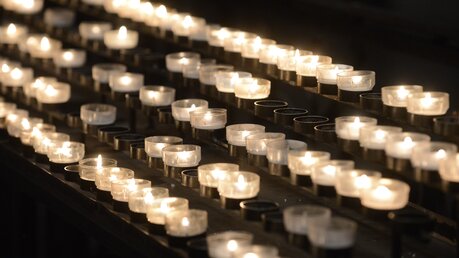 Tausende Kerzen werden allein an einem Tag im Dom angezündet. / © Beatrice Tomasetti (DR)