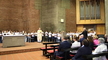 Viele Weggefährten aus dem Erzbistum und aus der Dommusik nehmen am Gottesdienst teil / © Beatrice Tomasetti (DR)