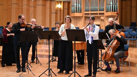 Das Kollegium der Musikschule überrascht den scheidenen Musikpädagogen mit dem 4. Brandenburgischen Konzert von Bach / © Beatrice Tomasetti (DR)