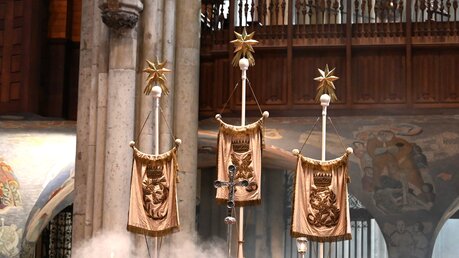 Die Flaggen für die Heiligen Drei Könige beim Pontifikalamt zur Feier der Weihe der Kölner Domkirche im Kölner Dom / © Beatrice Tomasetti (DR)