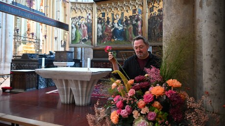 Beim Schmücken der Marienkapelle mit dem Lochner-Altar, der am unteren Rand viele florale Details aufweist. Auch das ein Lieblingsort von Bernd Steiner. / © Beatrice Tomasetti (DR)
