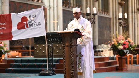 Kaplan Medhanie Uqbamichael von der eritreisch-katholischen Gemeinde im Erzbistum Köln trägt einen Lesungstext vor / © Beatrice Tomasetti (DR)