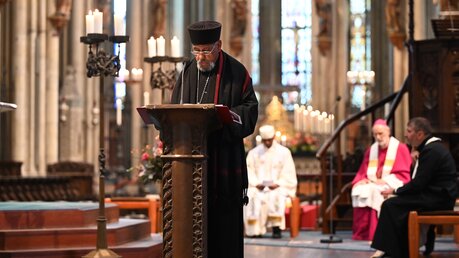 Erzpriester Dr. Merawi Tebege von der äthiopisch-orthodoxen Kirche in Deutschland trägt einen Lesungstext vor. / © Beatrice Tomasetti (DR)