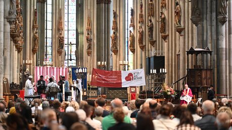 Viele hundert Geflüchtete sind der Einladung der Aktion Neue Nachbarn in den Kölner Dom gefolgt. / © Beatrice Tomasetti (DR)