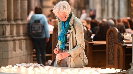 Am Ende der Andacht bekommt jeder eine Kerze, um in einer Prozession zum Dreikönigenschrein zu pilgern. / © Beatrice Tomasetti (DR)