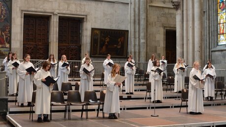 Laura (in der zweiten Reihe links) liebt feierliche Messen im Kölner Dom / © Beatrice Tomasetti (DR)