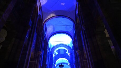 Das Gewölbe ist in leuchtendes Blau getaucht. / © Beatrice Tomasetti (DR)