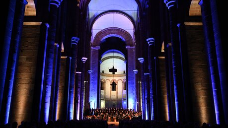 Blick in den blau ausgeleuchteten Kirchenraum. / © Beatrice Tomasetti (DR)