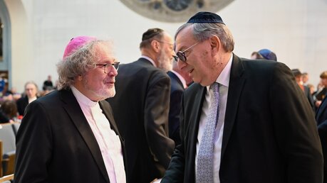 Weihbischof Rolf Steinhäuser im Gespräch mit Abraham Lehrer, Vorstand der Synagogen-Gemeinde Köln. / © Beatrice Tomasetti (DR)