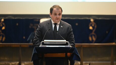 Minister Nathanael Liminski bei seiner Ansprache. / © Beatrice Tomasetti (DR)