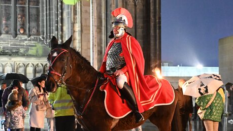 Ross und Reiter für den Kölner Martinszug werden traditionell vom Reitercorps der Altstädter zur Verfügung gestellt. / © Beatrice Tomasetti (DR)