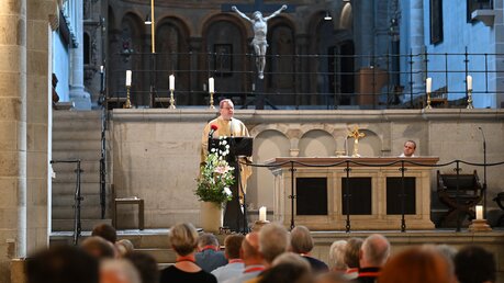 Über 100 katholische Journalistinnen und Journalisten aus ganz Deutschland feierten mit Bischof Georg Bätzing Gottesdienst in St. Gereon. / © Beatrice Tomasetti (DR)