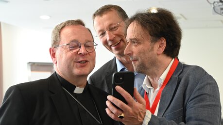 Selfie mit Bischof Bätzing und DBK-Sprecher Kopp / © Beatrice Tomasetti (DR)