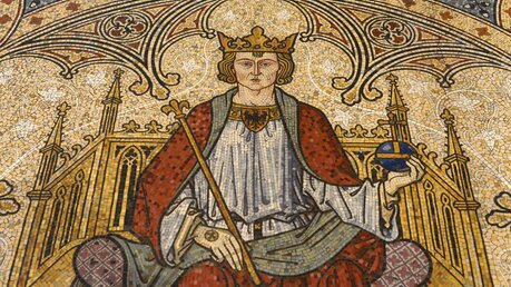 Der Kaiser ist mit Krone, Zepter und Reichsapfel dargestellt. / © Beatrice Tomasetti (DR)