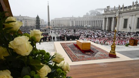 Der Sarg des verstorbenen emeritierten Papstes Benedikt XVI. ist auf dem Petersplatz für eine öffentliche Trauermesse im Vatikan aufgestellt / © Vatican Media (dpa)