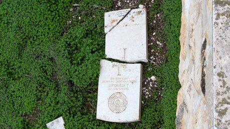 Demnach drangen zwei junge Männer auf das Friedhofsgelände ein. Sie zerbrachen Kreuze, warfen Grabsteine um und zerstörten Ikonen. / © Andrea Krogmann (KNA)