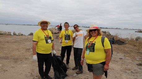 WJT-Helfer organisieren Müll-Aktion am Strand von São Jacinto