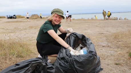 Tage der Begegnung: Jugendliche sammeln Müll am Strand von São Jacinto / © Elena Hong (DR)