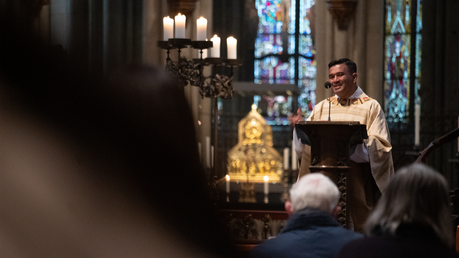 Regamy Thillainathan predigt im Kölner Dom. (rogamus-Stiftung)