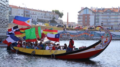 Internationale Flaggen zur Abschlussmesse der Tage der Begegnung in Aveiro / © Elena Hong (DR)