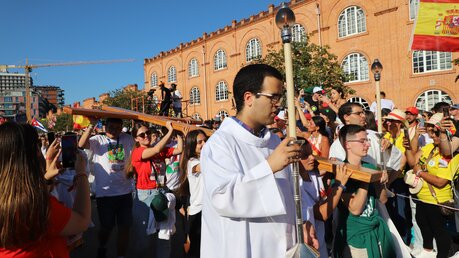 Jugendliche tragen ein Kreuz beim Einzug zur Abschlussmesse der Tage der Begegnung in Aveiro / © Elena Hong (DR)