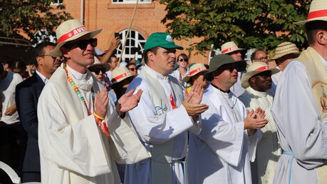 Priester aus dem Kölner Erzbistum bei der Abschlussmesse der Tage der Begegnung in Aveiro / © Elena Hong (DR)
