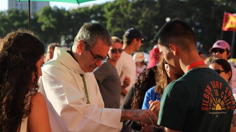 Kommunion bei der Abschlussmesse der Tage der Begegnung in Aveiro / © Elena Hong (DR)