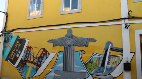 Streetart: Christo Rei von Lissabon auf einer Hauswand