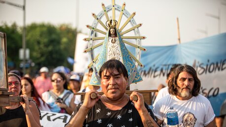 Ein Mann trägt die Heiligenfigur: Nuestra Senora de Lujan (Jungfrau von Lujan) während der Prozession. / © Mariano Campetella (KNA)