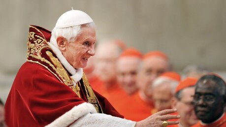 Papst Benedikt XVI. mit Kardinälen (Archiv) / © N.N. (KNA)