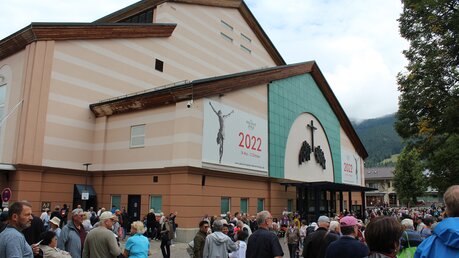 Das Passionstheater in Oberammergau, alle 10 Jahre Spielort der Passionsspiele. / © Oliver Kelch (DR)