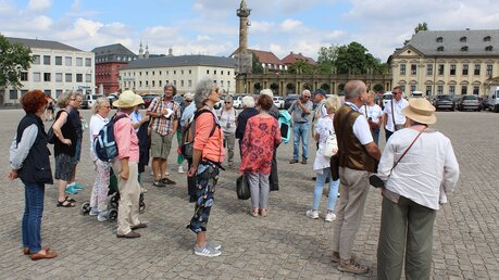 Teilnehmer der DOMRADIO.DE-Hörerreise auf dem Vorplatz der Residenz Würzburg. / © Oliver Kelch (DR)