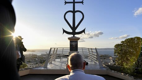 Papst Franziskus am Denkmal für die im Mittelmeer gestorbenen Seeleute und Migranten am 22. September 2023 im französischen Marseille / © Vatican Media/Romano Siciliani/KNA (KNA)