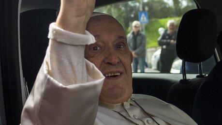 Papst verlässt Klinik (dpa)