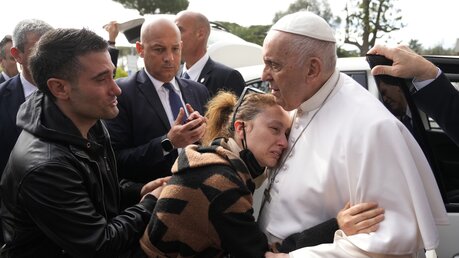 Papst verlässt Klinik (dpa)