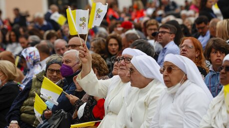 Ordensschwestern warten in L Aquila auf die Ankunft von Papst Franziskus / © Riccardo De Luca (dpa)