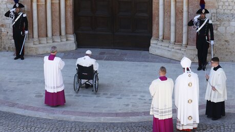 Papst Franziskus im Rollstuhl vor der Heiligen Pforte der Basilika Collemaggio in L Aquila / © Riccardo De Luca (dpa)