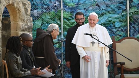 Malta, Hal Far: Papst Franziskus besucht Migranten in einer karitativen Einrichtung / © Johannes Neudecker (dpa)