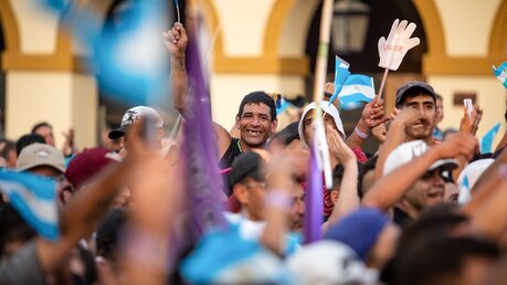 Die Menschen feiern ausgelassen während der Prozession. / © Mariano Campetella (KNA)