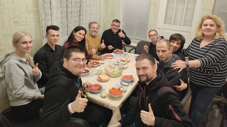 Abendessen mit Gruppe autistischer Menschen (Kolping International)