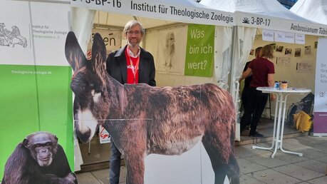 Johannes Schröer vor dem Stand für Theologische Zoologie (DR)